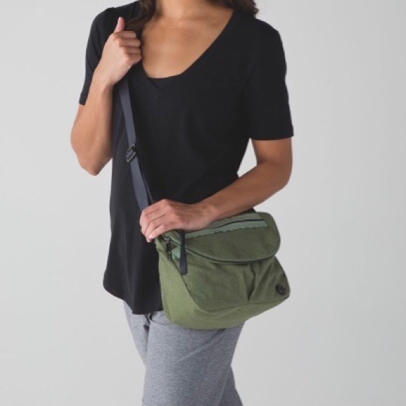 Lululemon Festival ii bag. Rarely used. - Picture 7 of 7